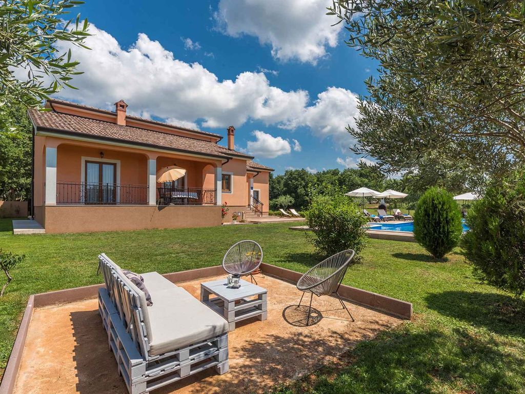 Ferienhaus mit Pool und Klimaanlage