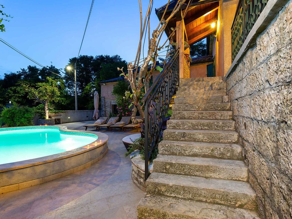 Villa mit Schwimmbad und Klimaanlage