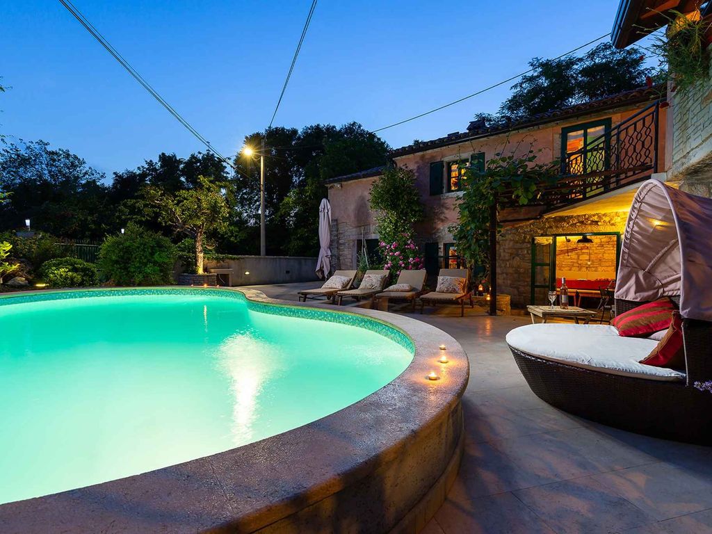 Villa mit Schwimmbad und Klimaanlage