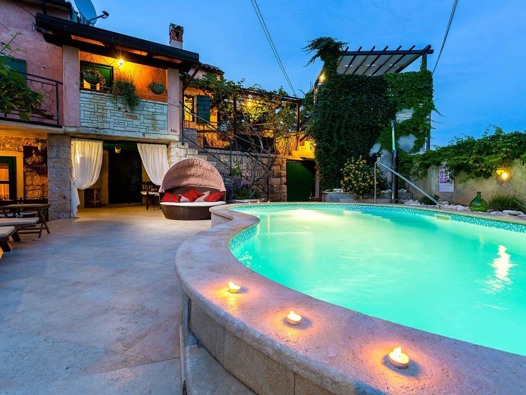 Villa mit Schwimmbad und Klimaanlage