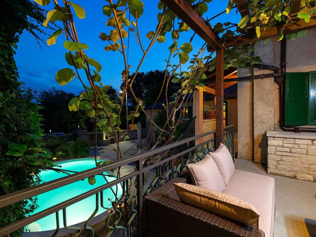 Villa mit Schwimmbad und Klimaanlage