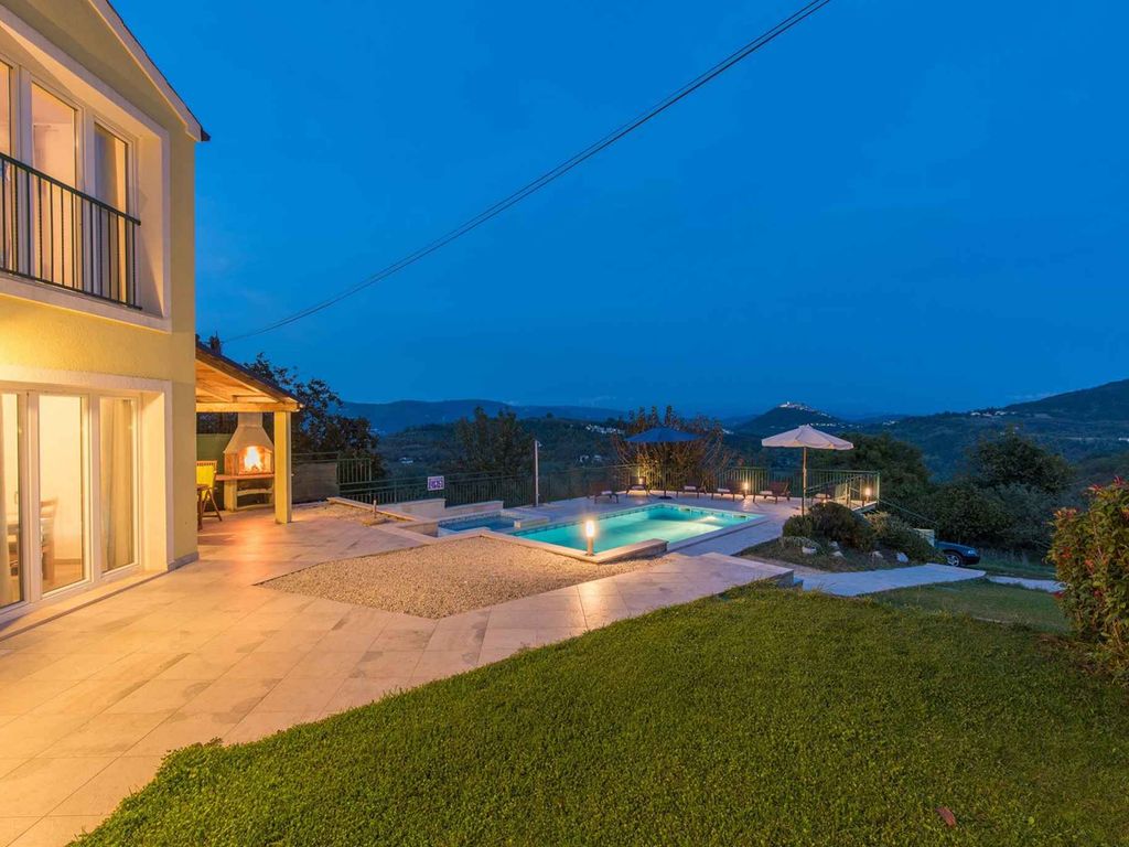 Villa mit Pool und Klimanlage
