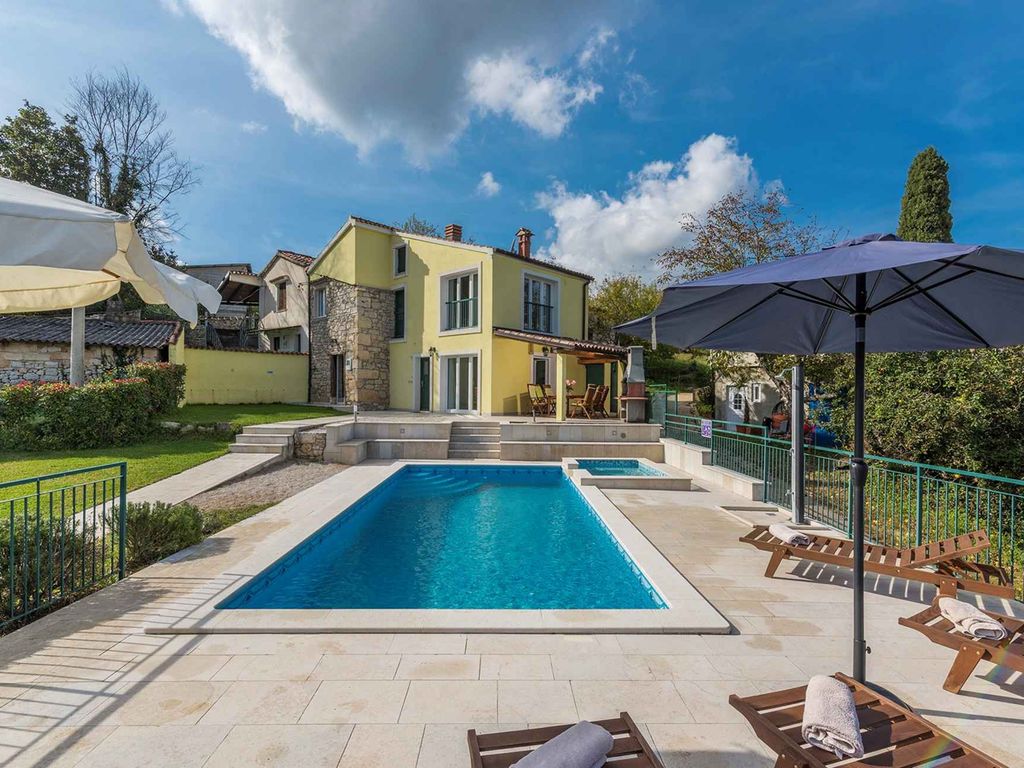 Villa mit Pool und Klimanlage