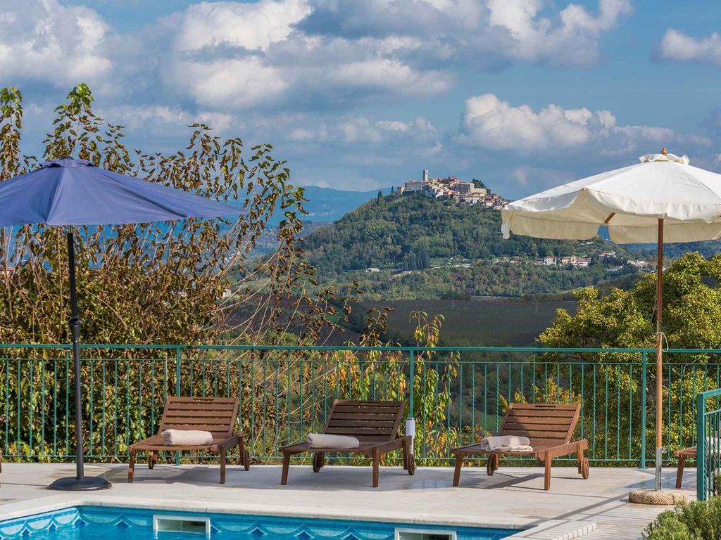 Villa mit Pool und Klimanlage