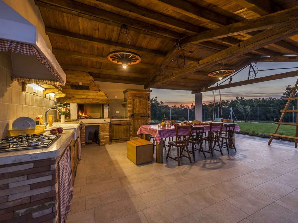 Villa mit Pool und Whirlpool