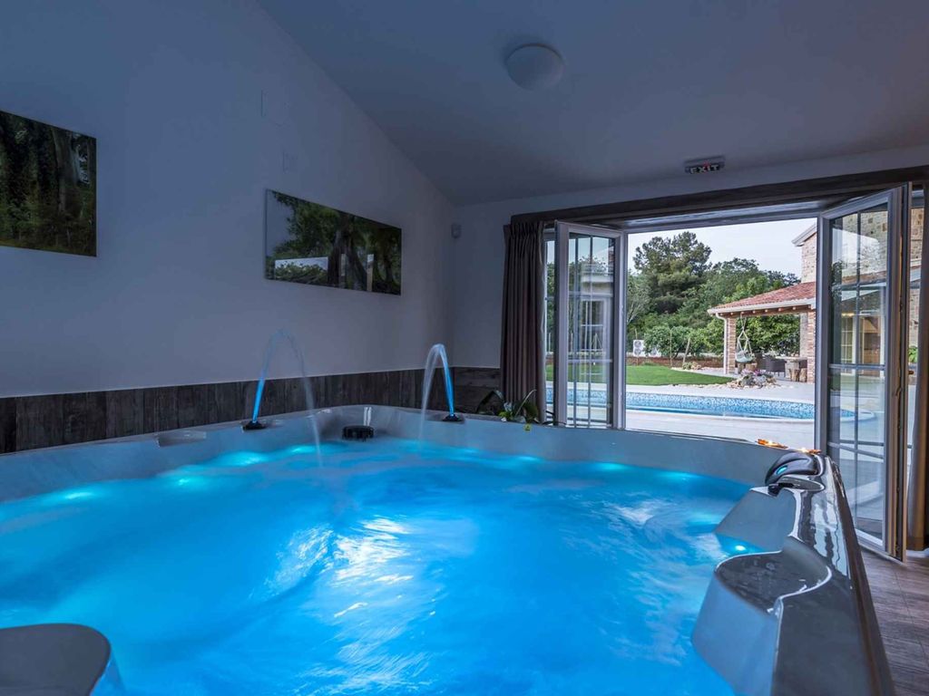 Villa mit Pool und Whirlpool