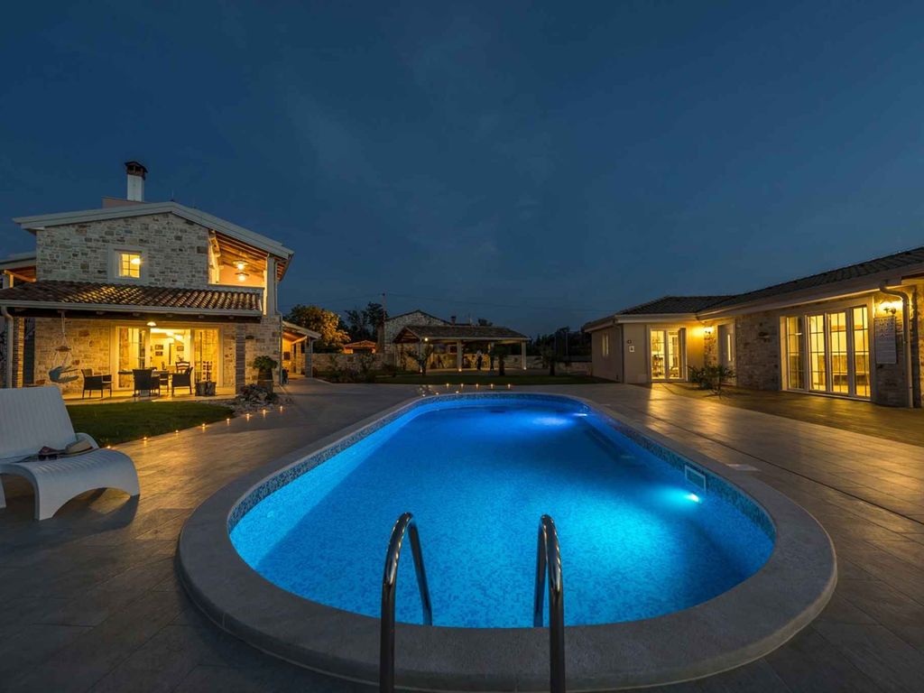 Villa mit Pool und Whirlpool
