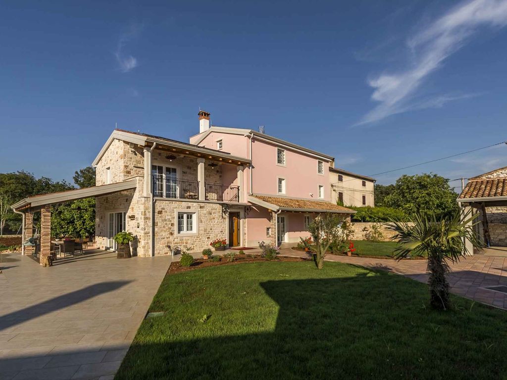 Villa mit Pool und Whirlpool