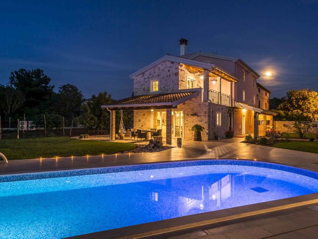 Villa mit Pool und Whirlpool