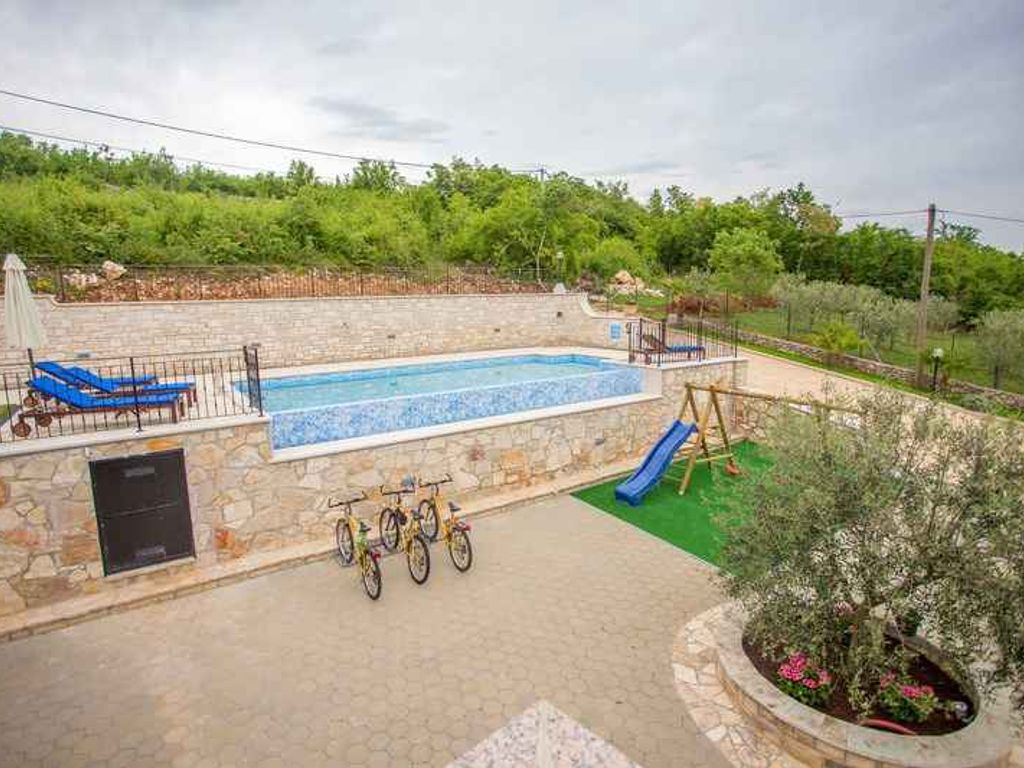 Villa mit Pool und Klimaanlage