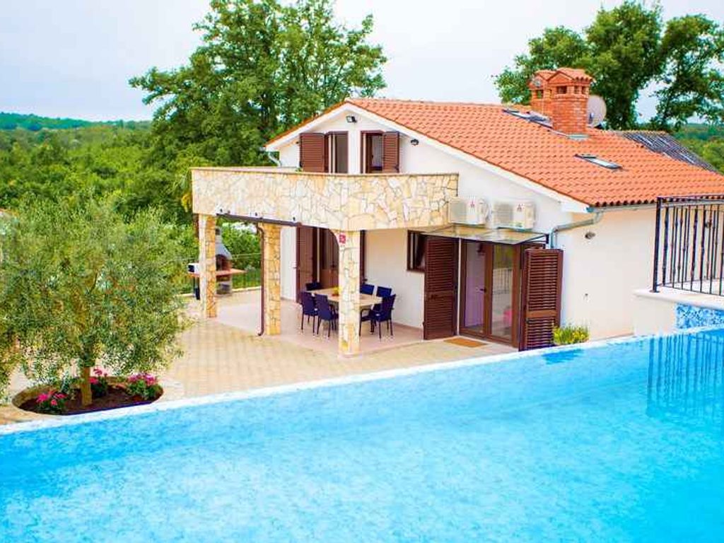 Villa mit Pool und Klimaanlage