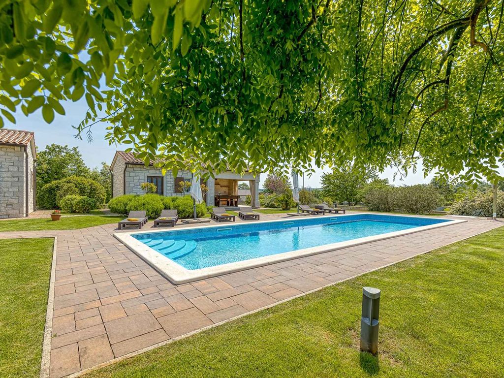 Villa mit Salzwasserpool und Klimaanlage