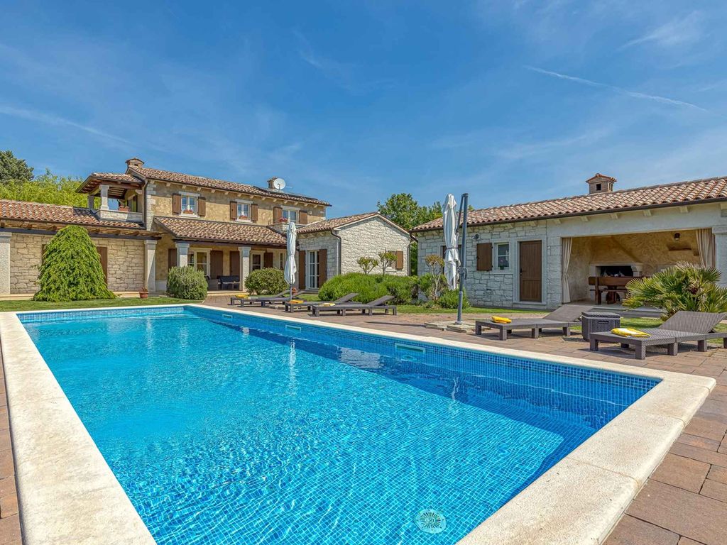 Villa mit Salzwasserpool und Klimaanlage