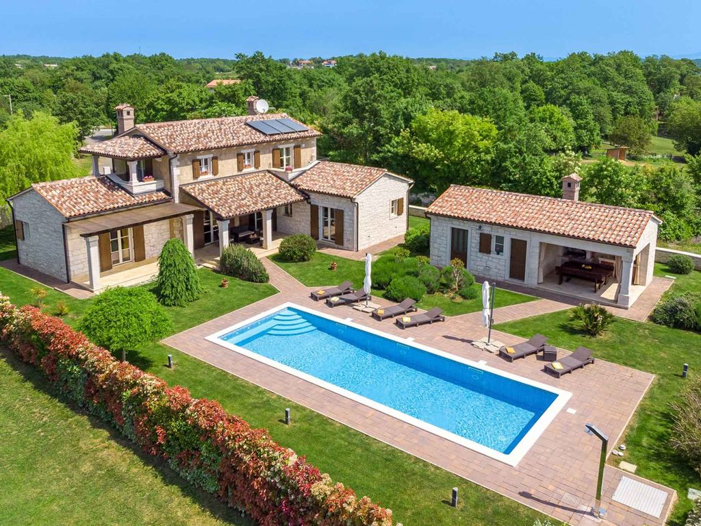 Villa mit Salzwasserpool und Klimaanlage