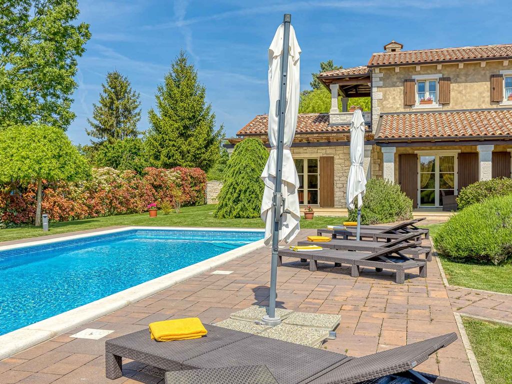Villa mit Salzwasserpool und Klimaanlage