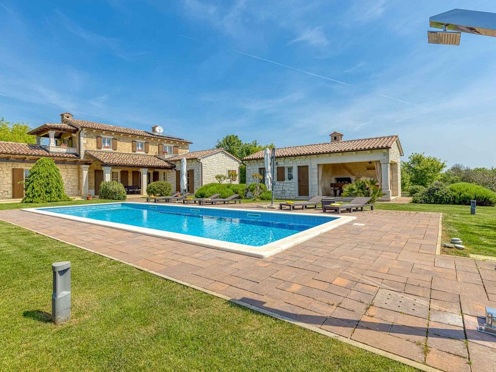 Villa mit Salzwasserpool und Klimaanlage