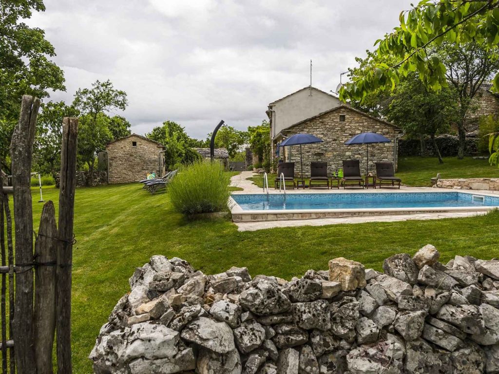 Villa mit Pool und Klimaanlage
