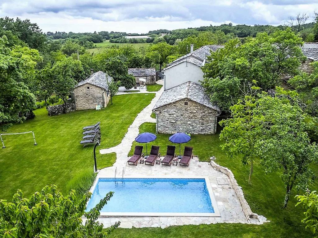 Villa mit Pool und Klimaanlage