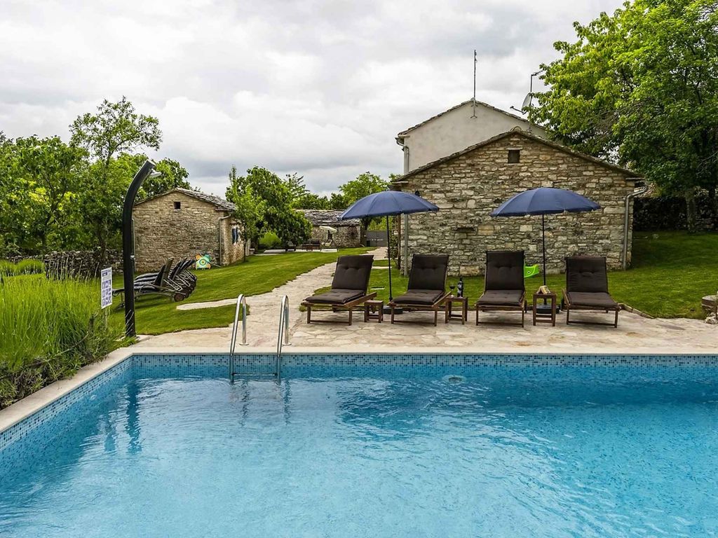 Villa mit Pool und Klimaanlage