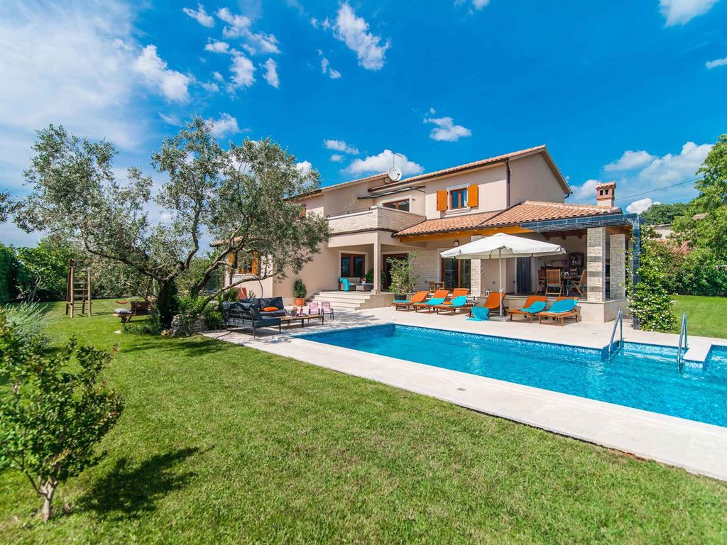 Villa mit Pool und Klimaanlage