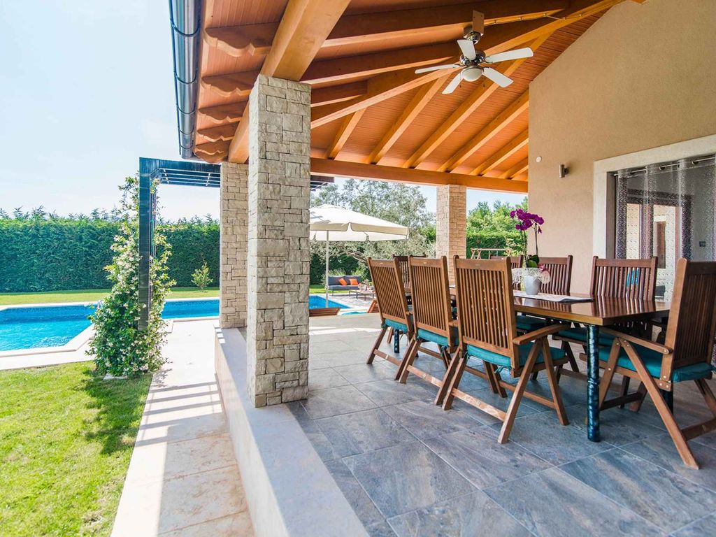 Villa mit Pool und Klimaanlage
