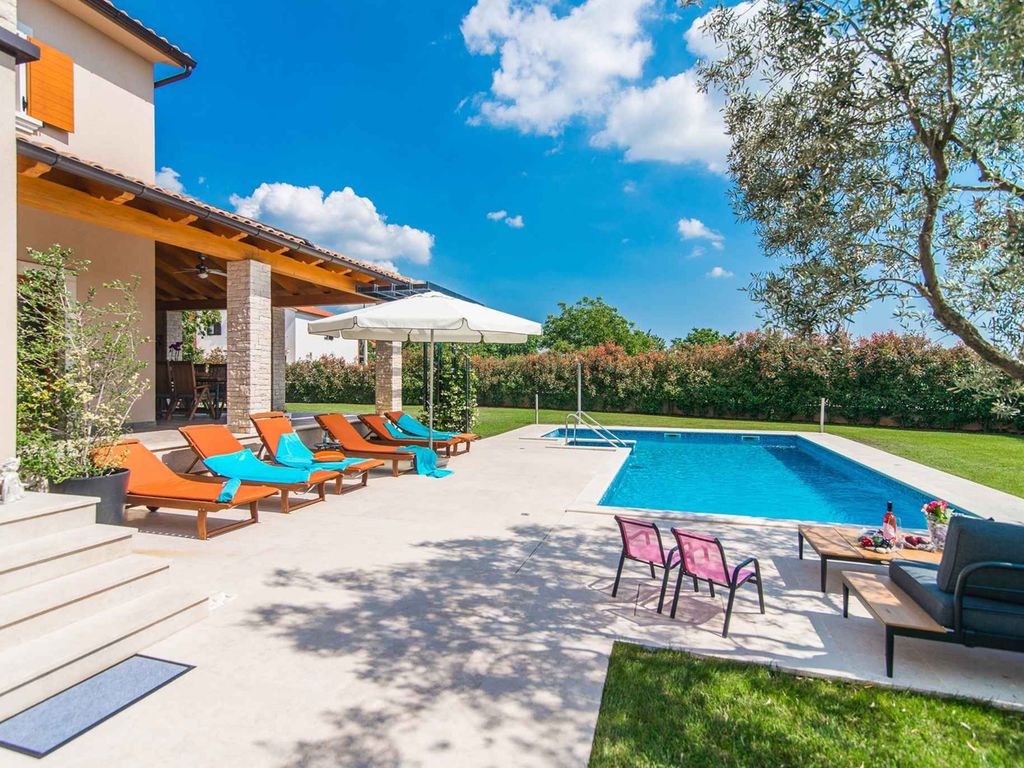 Villa mit Pool und Klimaanlage