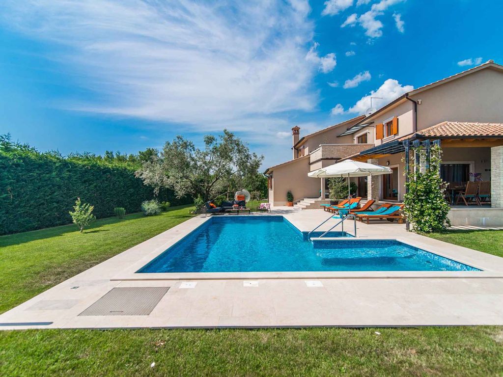 Villa mit Pool und Klimaanlage