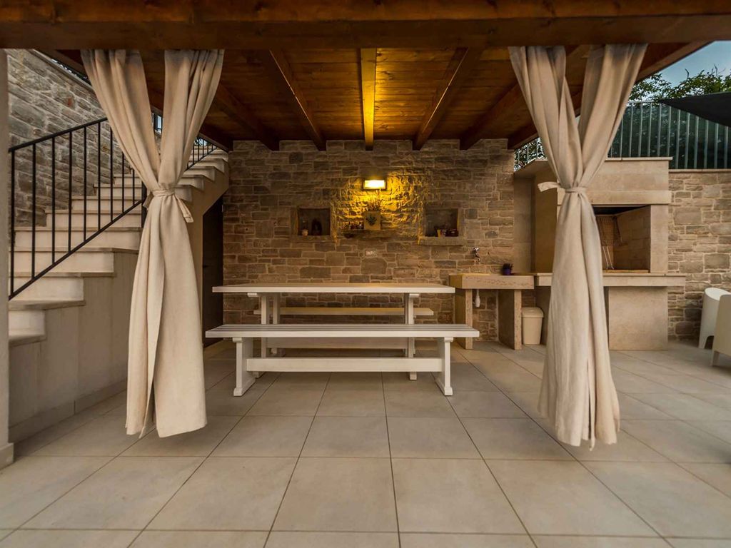 Villa mit Pool und Klimaanlage
