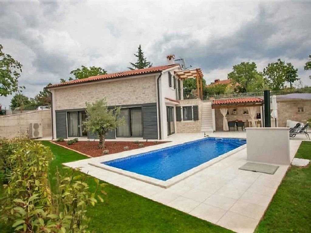 Villa mit Pool und Klimaanlage