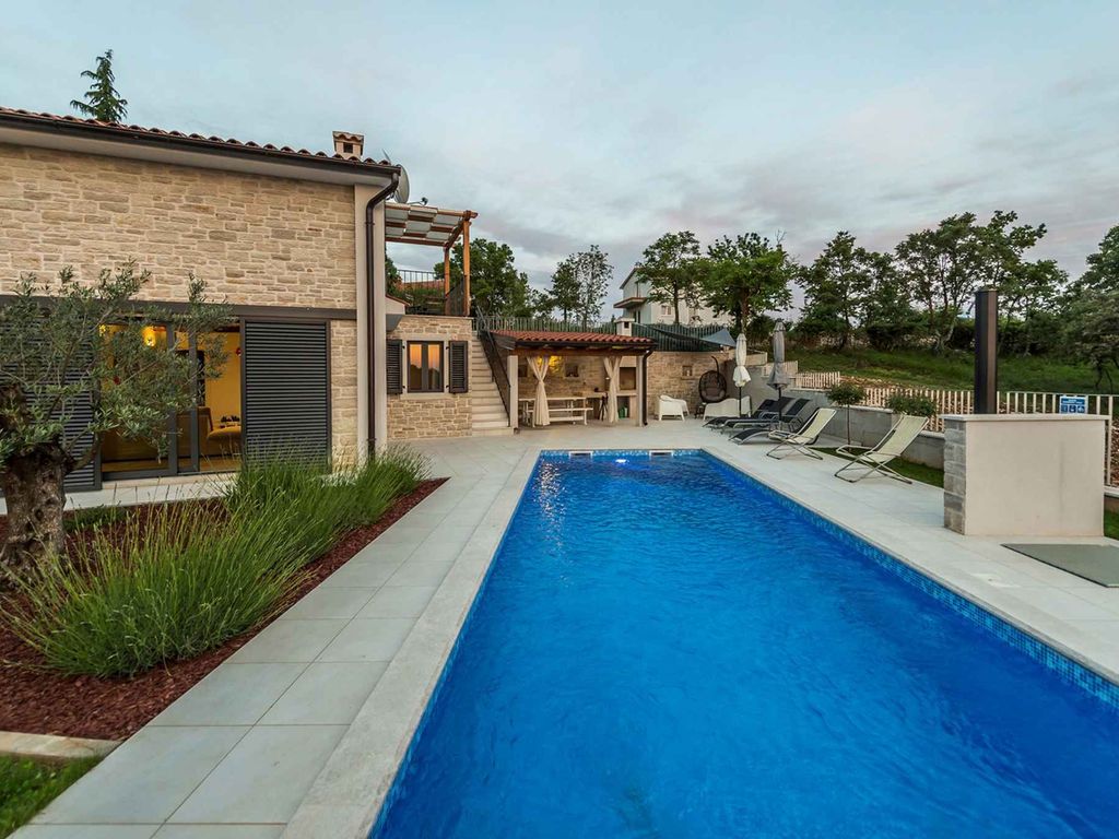 Villa mit Pool und Klimaanlage