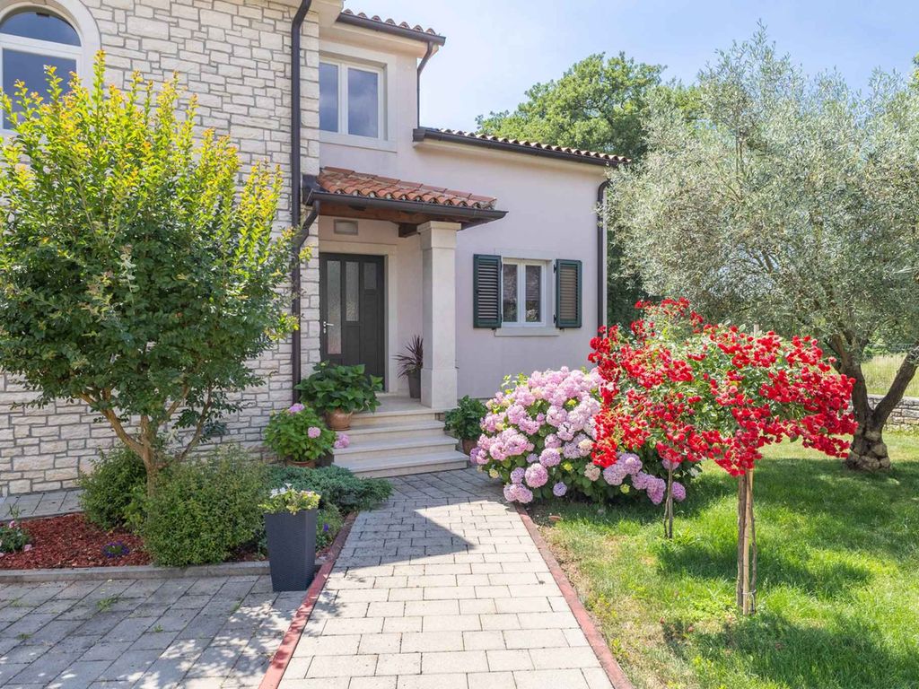 Villa mit Pool und Klimaanlage