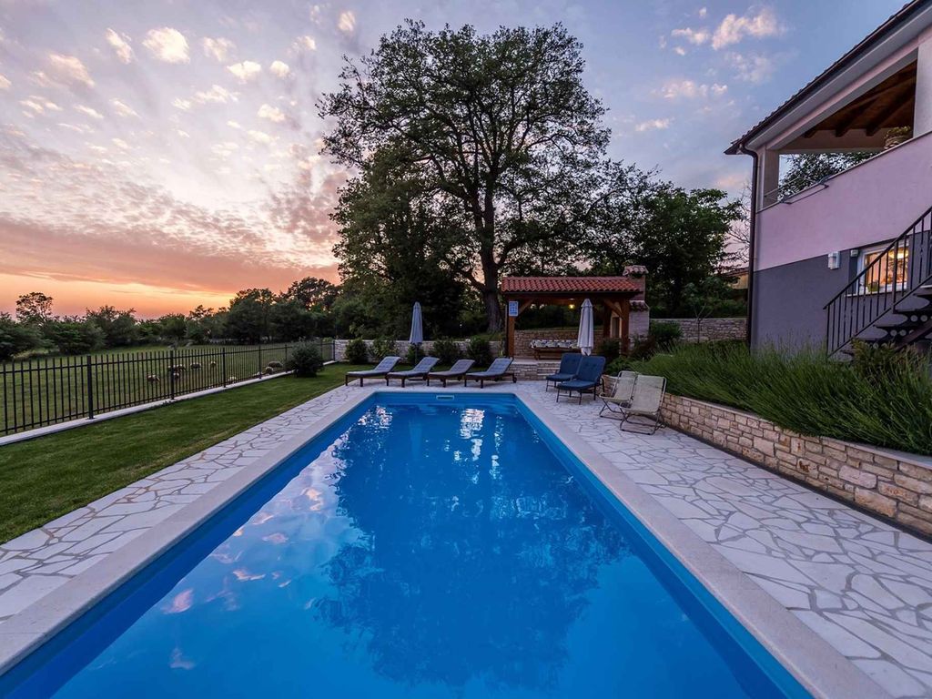 Villa mit Pool und Klimaanlage