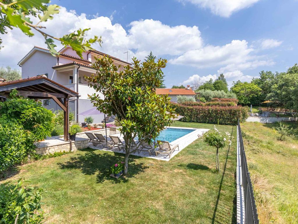 Villa mit Pool und Klimaanlage