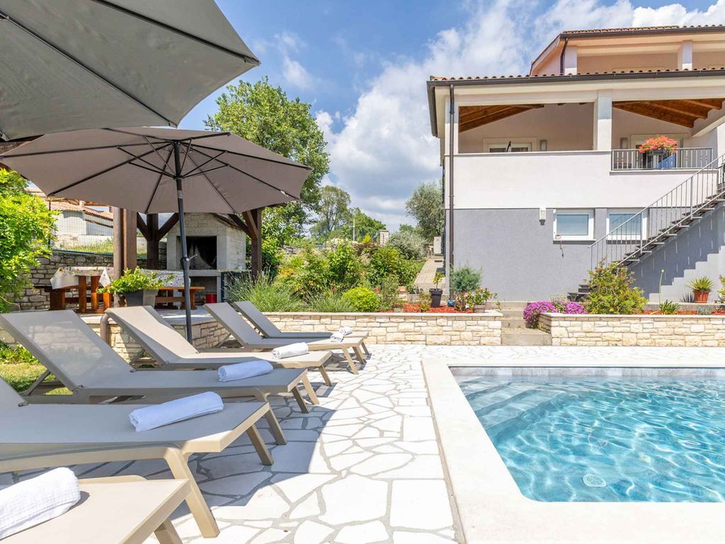 Villa mit Pool und Klimaanlage