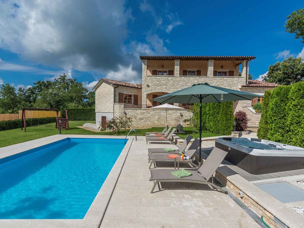 Villa mit Pool und Whirpool