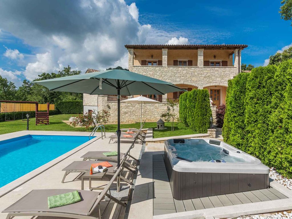 Villa mit Pool und Whirpool