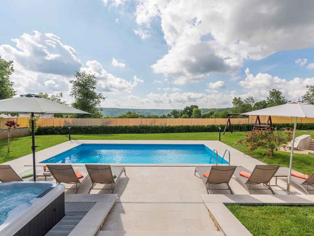 Villa mit Pool und Whirpool