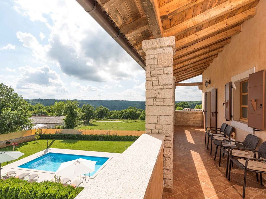 Villa mit Pool und Whirpool