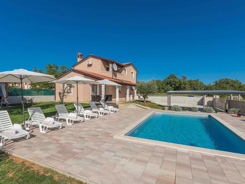 Villa mit Swimmingpool und schönem Garten