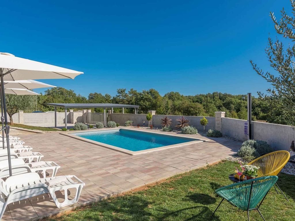 Villa mit Swimmingpool und schönem Garten