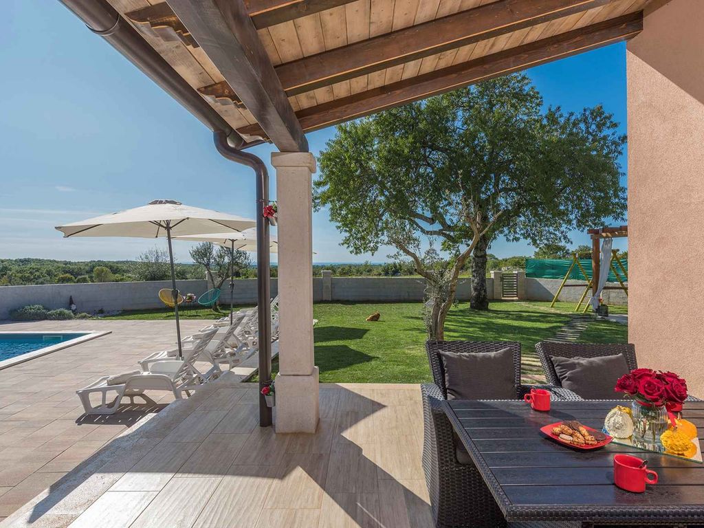 Villa mit Swimmingpool und schönem Garten