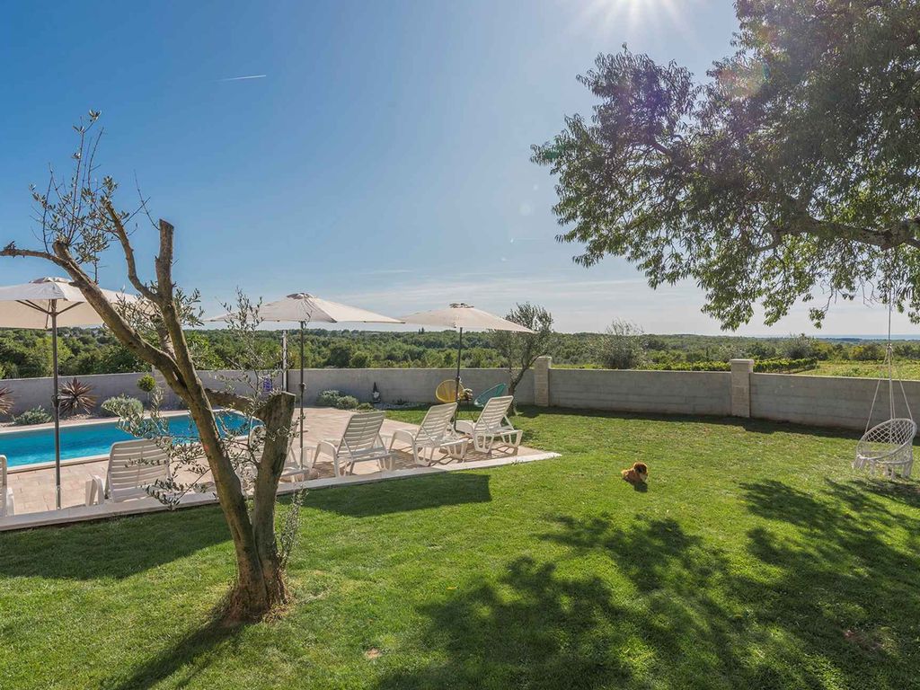 Villa mit Swimmingpool und schönem Garten