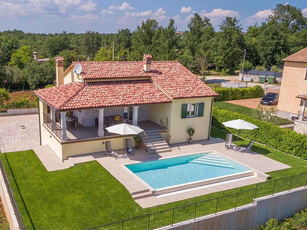 Villa mit Pool und Klimaanlage