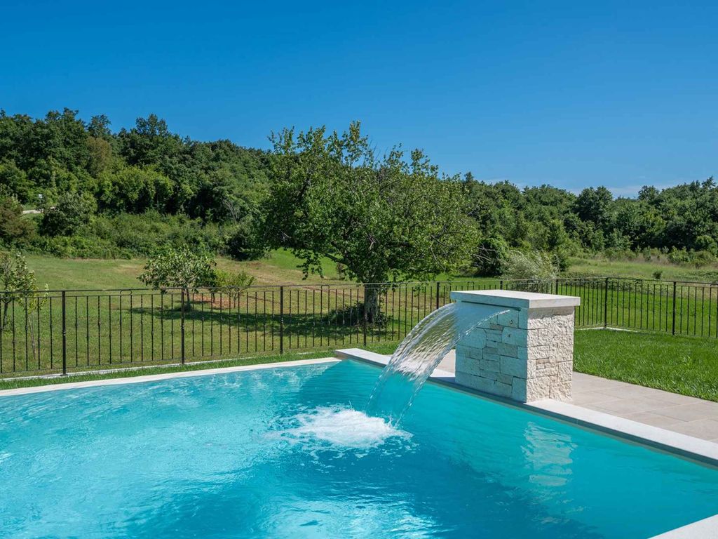 Villa mit Pool und Klimaanlage