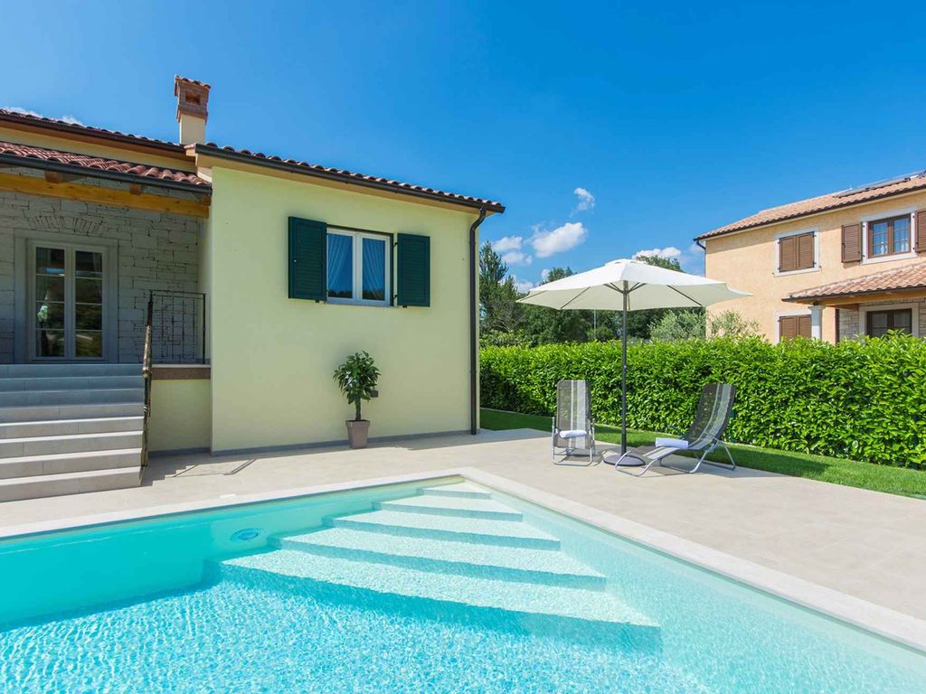 Villa mit Pool und Klimaanlage