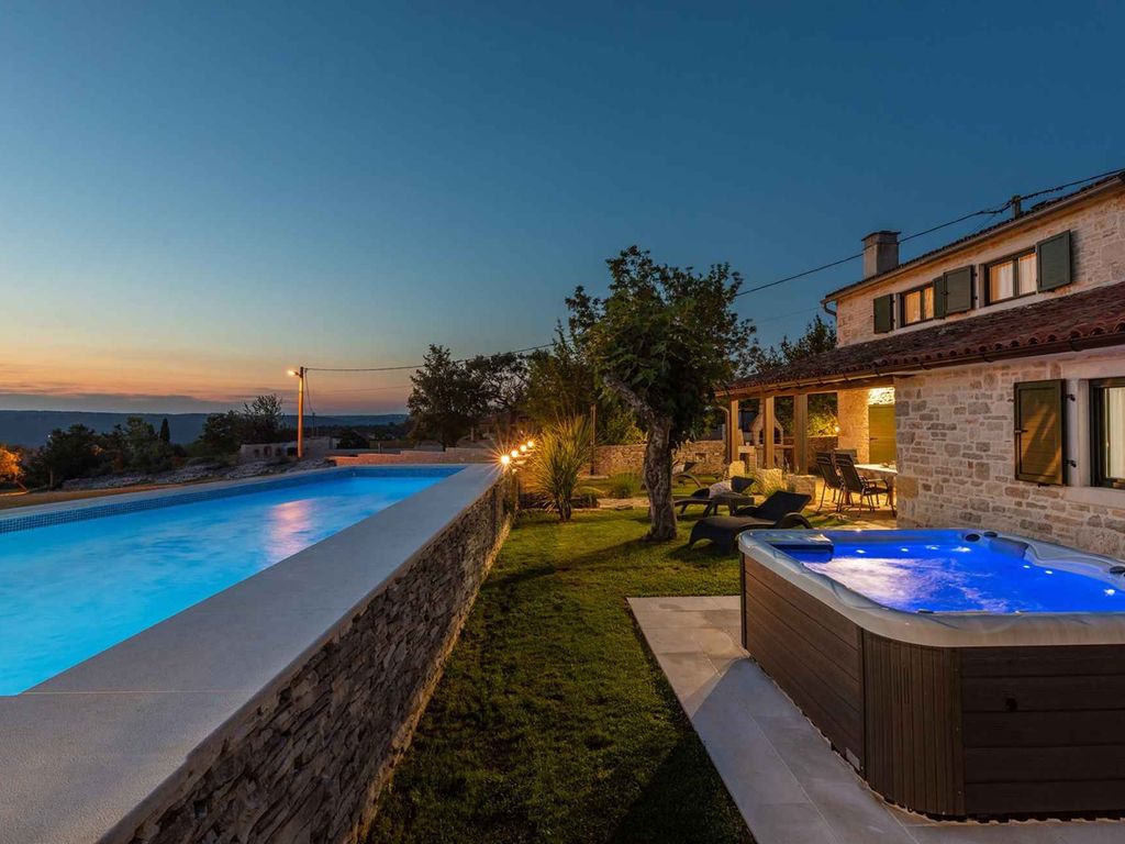 Villa mit Pool und Whirpool