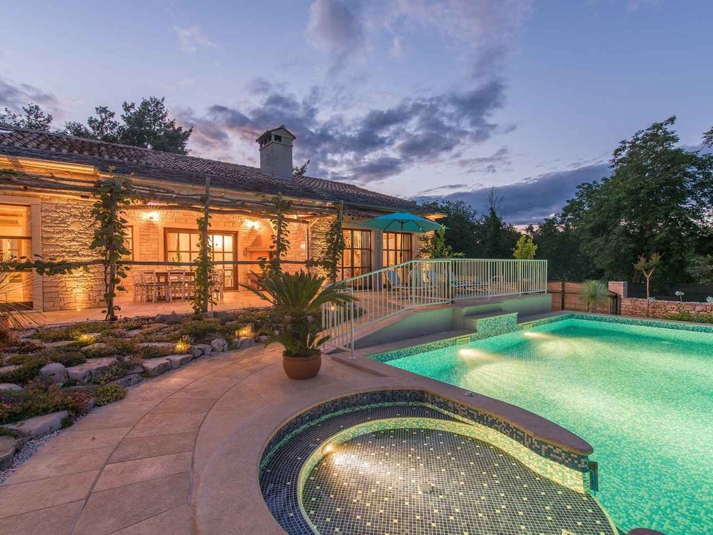 Villa mit Pool, Whirlpool und Sauna
