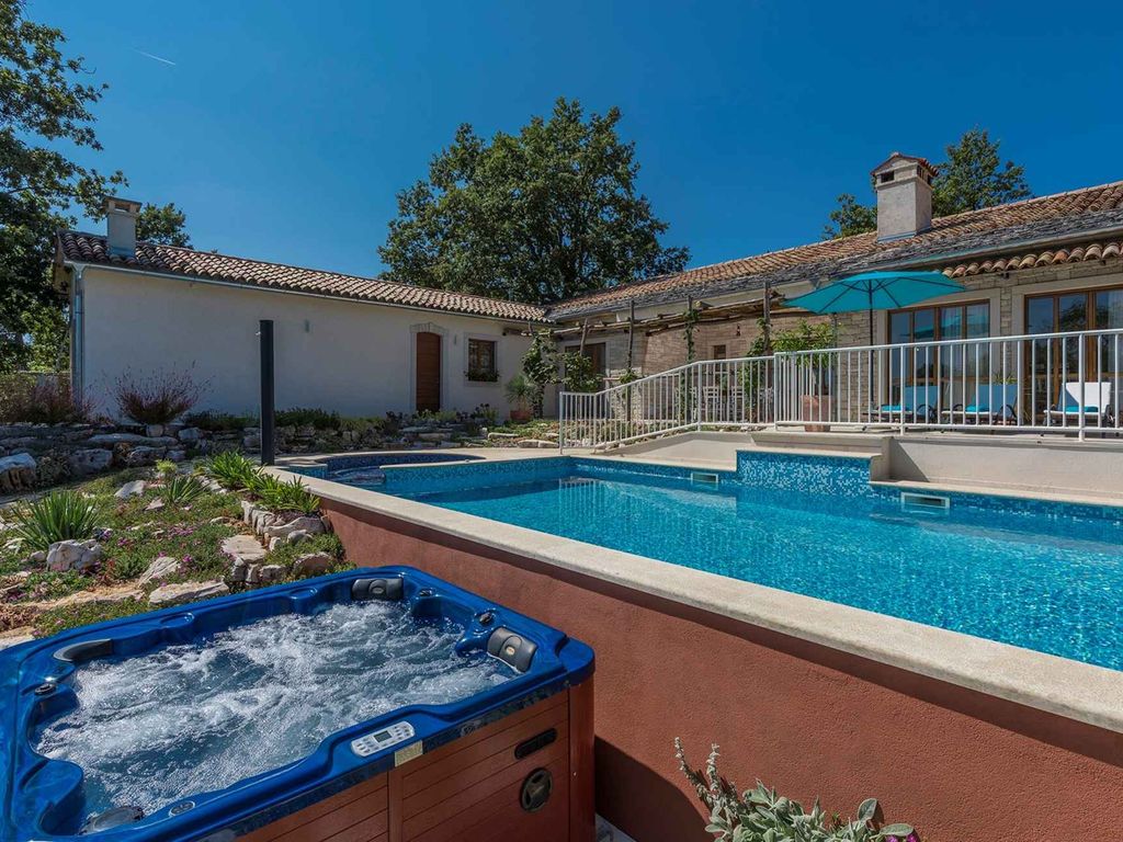 Villa mit Pool, Whirlpool und Sauna