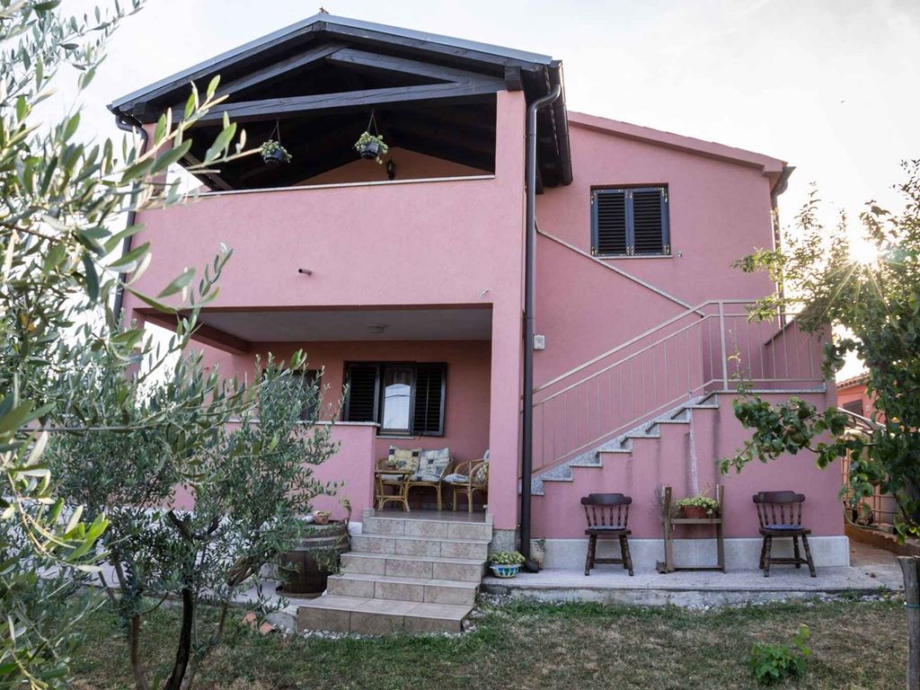Schönes Haus für bis zu 6 Personen, umgeben von Olivenhainen