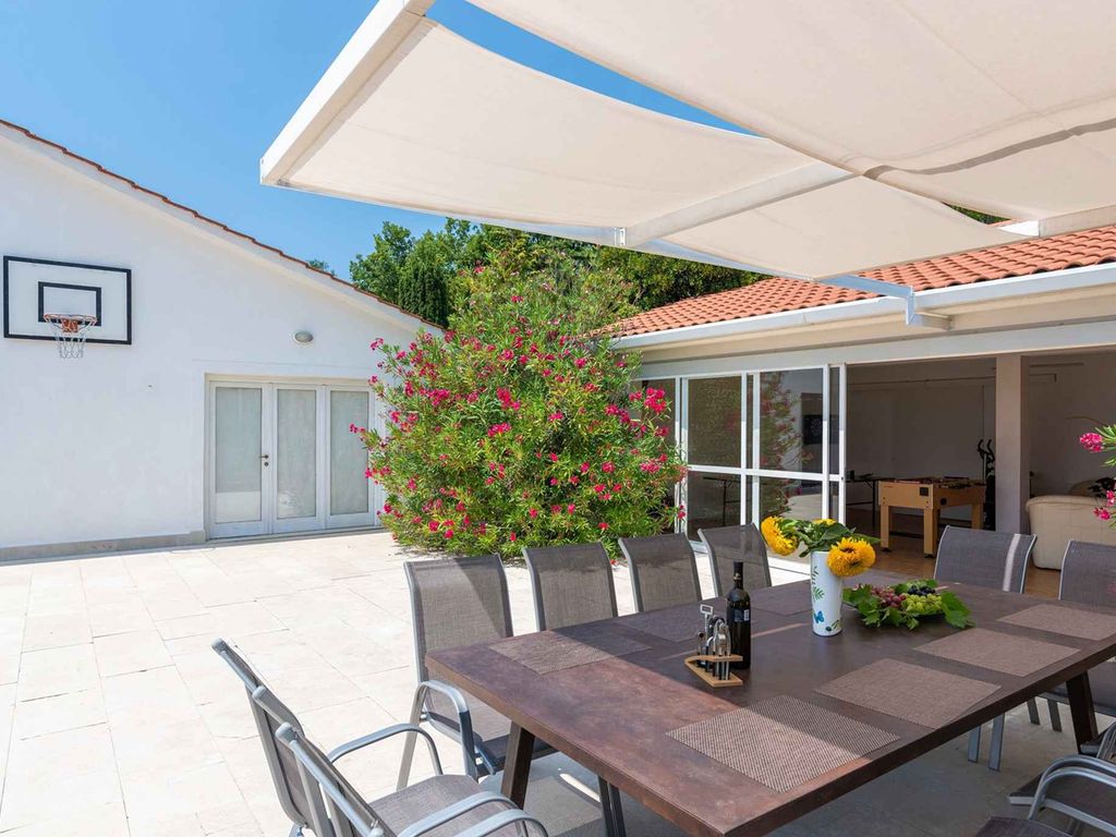 Villa mit Terrasse, Klima und Pool